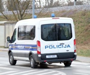 05.03.2021.,Sisak - Policija je oko 12.15 zaprimila informaciju da je u Strukovnu skolu u Sisku dosla mladja muska osoba koja je rekla da u dzepu ima bombu. Svi su ucenici i djelatnici evakuirani. Photo: Slaven Branislav Babic/PIXSELL