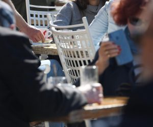 01.03.2021., Sibenik - Sibenski ugostitelji udruge Glas poduzetnika castili su gradjane besplatnom kavom "od podne do ure" kako bi proslavili popustanje mjera od strane stozera civilne zastite.
Photo: Hrvoje Jelavic/PIXSELL