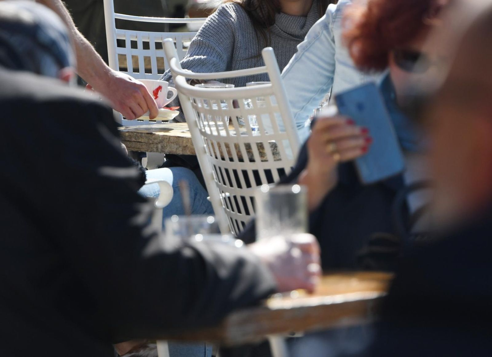 01.03.2021., Sibenik - Sibenski ugostitelji udruge Glas poduzetnika castili su gradjane besplatnom kavom "od podne do ure" kako bi proslavili popustanje mjera od strane stozera civilne zastite.
Photo: Hrvoje Jelavic/PIXSELL