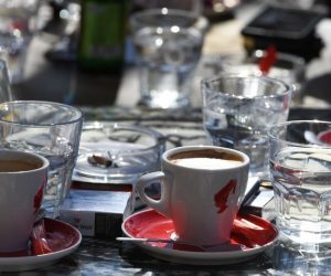01.03.2021., Sibenik - Sibenski ugostitelji udruge Glas poduzetnika castili su gradjane besplatnom kavom "od podne do ure" kako bi proslavili popustanje mjera od strane stozera civilne zastite.
Photo: Hrvoje Jelavic/PIXSELL