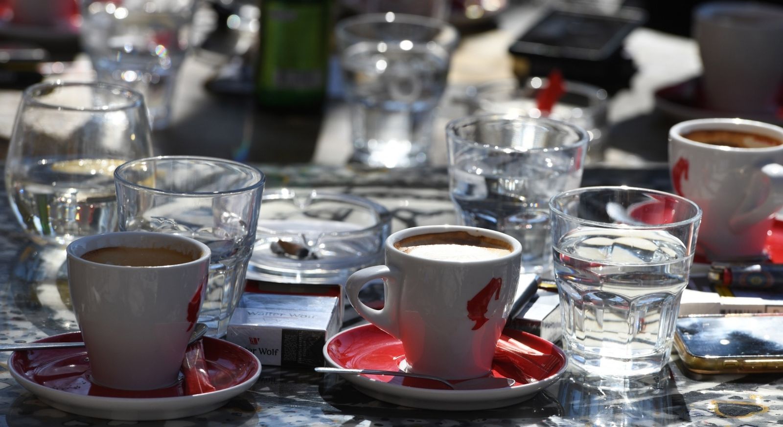 01.03.2021., Sibenik - Sibenski ugostitelji udruge Glas poduzetnika castili su gradjane besplatnom kavom "od podne do ure" kako bi proslavili popustanje mjera od strane stozera civilne zastite.
Photo: Hrvoje Jelavic/PIXSELL