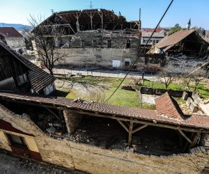 01.03.2021., Petrinja - Proslo je vise od dva mjeseca od razornog potresa koji je pogodio Sisacko-moslavacku zupaniju. Prazne ulice razrusenog centra grada okupalo je proljetno sunce, jedinu buku rade gradjevinski strojevi koji ruse stari hotel u centru grada Petrinje. Photo: Robert Anic/PIXSELL