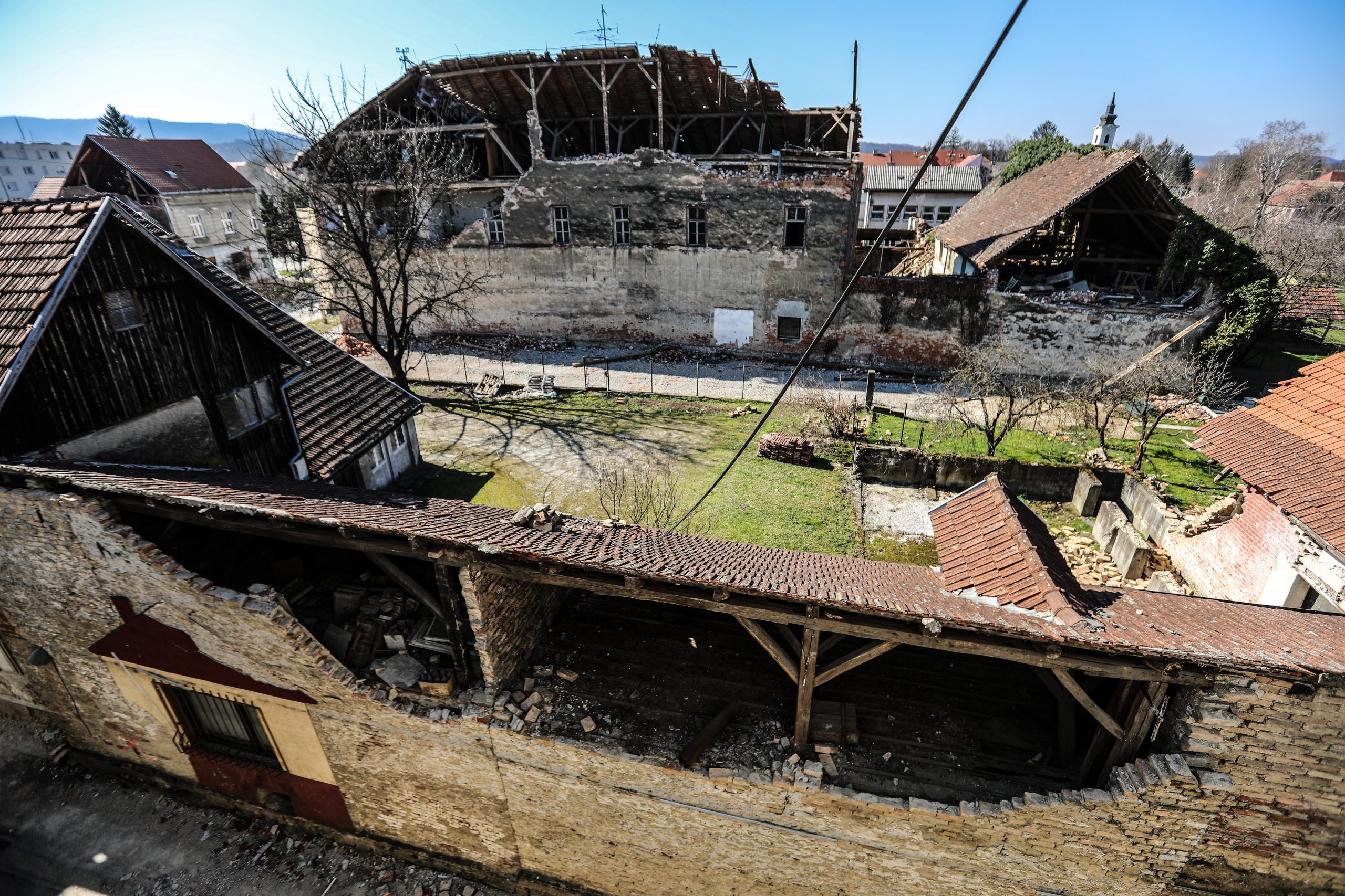 01.03.2021., Petrinja - Proslo je vise od dva mjeseca od razornog potresa koji je pogodio Sisacko-moslavacku zupaniju. Prazne ulice razrusenog centra grada okupalo je proljetno sunce, jedinu buku rade gradjevinski strojevi koji ruse stari hotel u centru grada Petrinje. Photo: Robert Anic/PIXSELL