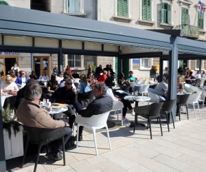 01.03.2021.,Sibenik-Cim su stupile na snagu Odlukom Nacionalnog stozera civilne zastite RH,nove mjere stekati na sibenskoj rivi su puni i prepuni.Nema slobodne sjedalice.Gosti nakon dugo vremena uzivaju u kavici na stekatu i pogledom na more a konobari nemogu stici posluziti sviju.
Photo: Dusko Jaramaz/PIXSELL
