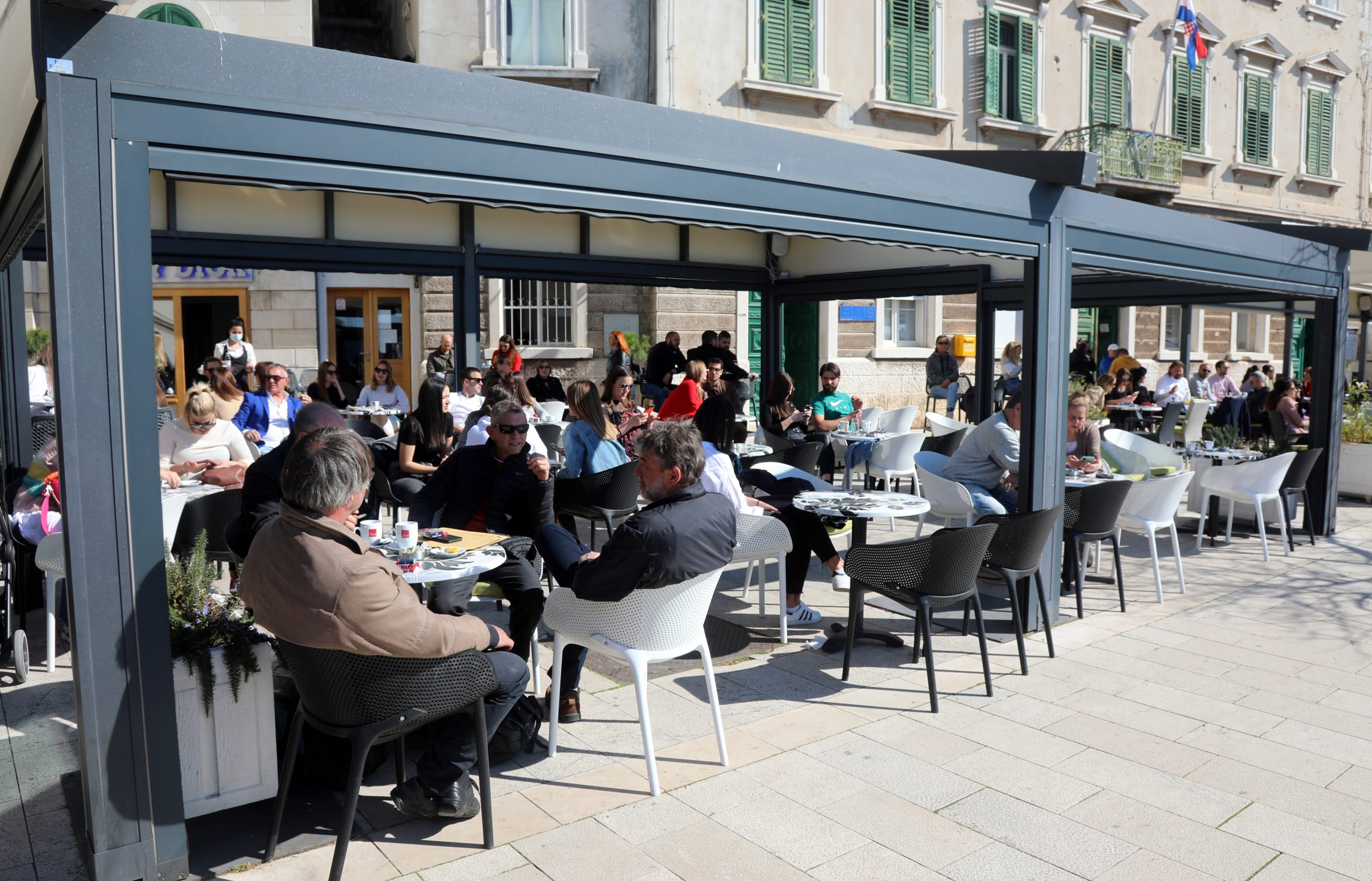 01.03.2021.,Sibenik-Cim su stupile na snagu Odlukom Nacionalnog stozera civilne zastite RH,nove mjere stekati na sibenskoj rivi su puni i prepuni.Nema slobodne sjedalice.Gosti nakon dugo vremena uzivaju u kavici na stekatu i pogledom na more a konobari nemogu stici posluziti sviju.
Photo: Dusko Jaramaz/PIXSELL