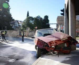 01.03.2021., Pula - Jedno od najopasnijih pulskih raskrizja, izmedju Zagrebacke i Stankoviceve ulice, jutros je opet bilo popristem prometne nesrece, u kojoj su sudjelovala dva osobna vozila. Sudionici su srecom prosli s laksim ozljedama, a promet je bio zasustavljen skoro dva sata.

Photo: Sasa Miljevic/PIXSELL