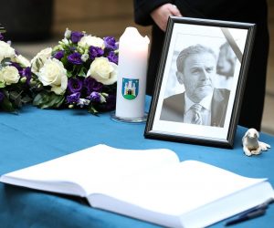 01.03.2021., Zagreb - U zgradi Gradskog poglavarstva gradjani se upisuju u Knjigu zalosti za preminulog gradonacelnika Milana Bandica. Photo: Goran Stanzl/PIXSELL