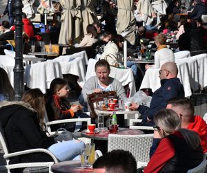 01.03.2021., Slavonski Brod - Terase kafica u sredistu grada oko podneva bile su prepune gostiju zeljnih dobre kave i druzenja.
Photo: Ivica Galovic/PIXSELL