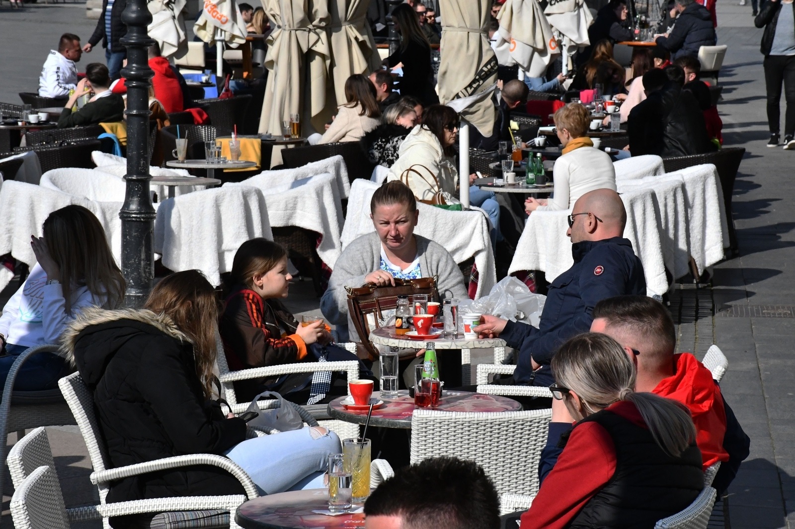 01.03.2021., Slavonski Brod - Terase kafica u sredistu grada oko podneva bile su prepune gostiju zeljnih dobre kave i druzenja.
Photo: Ivica Galovic/PIXSELL