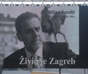 02.03.2021., Zagreb - Gradjani na videozidu postavljenom ispred Hrvatskog narodnog kazalista prate komemoraciju povodom smrti gradonacelnika Milana Bandica. Photo: Luka Stanzl/PIXSELL
