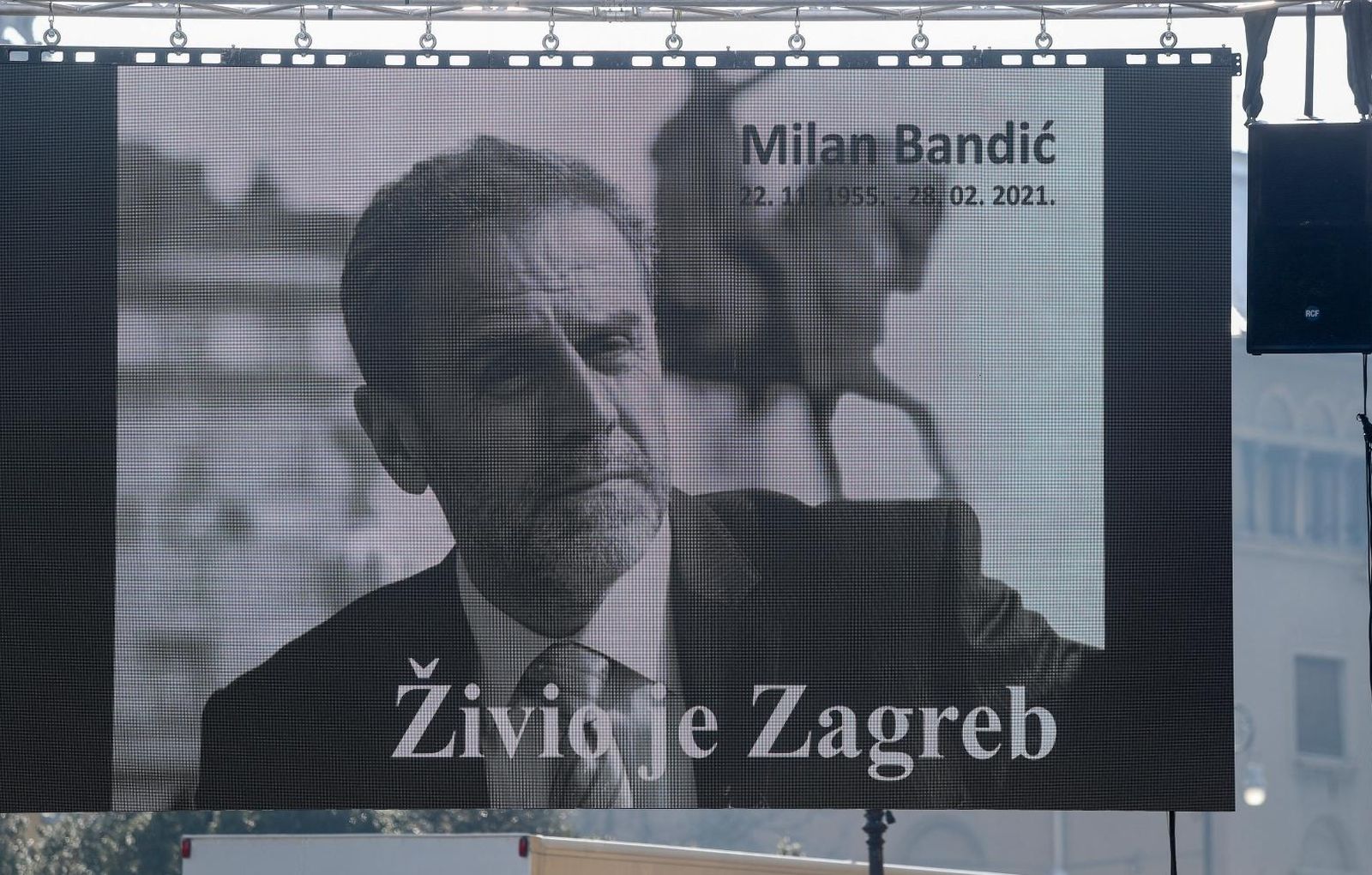 02.03.2021., Zagreb - Gradjani na videozidu postavljenom ispred Hrvatskog narodnog kazalista prate komemoraciju povodom smrti gradonacelnika Milana Bandica. Photo: Luka Stanzl/PIXSELL