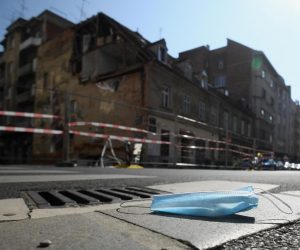 02.10.2020., Zagreb - Nekad su se maske jedva kupovale jer je bila nestasica zbog pandemije Covid-19, a danas su maske na podu ulice i ljudi ne mare za okolis.  Photo: Marko Lukunic/PIXSELL
