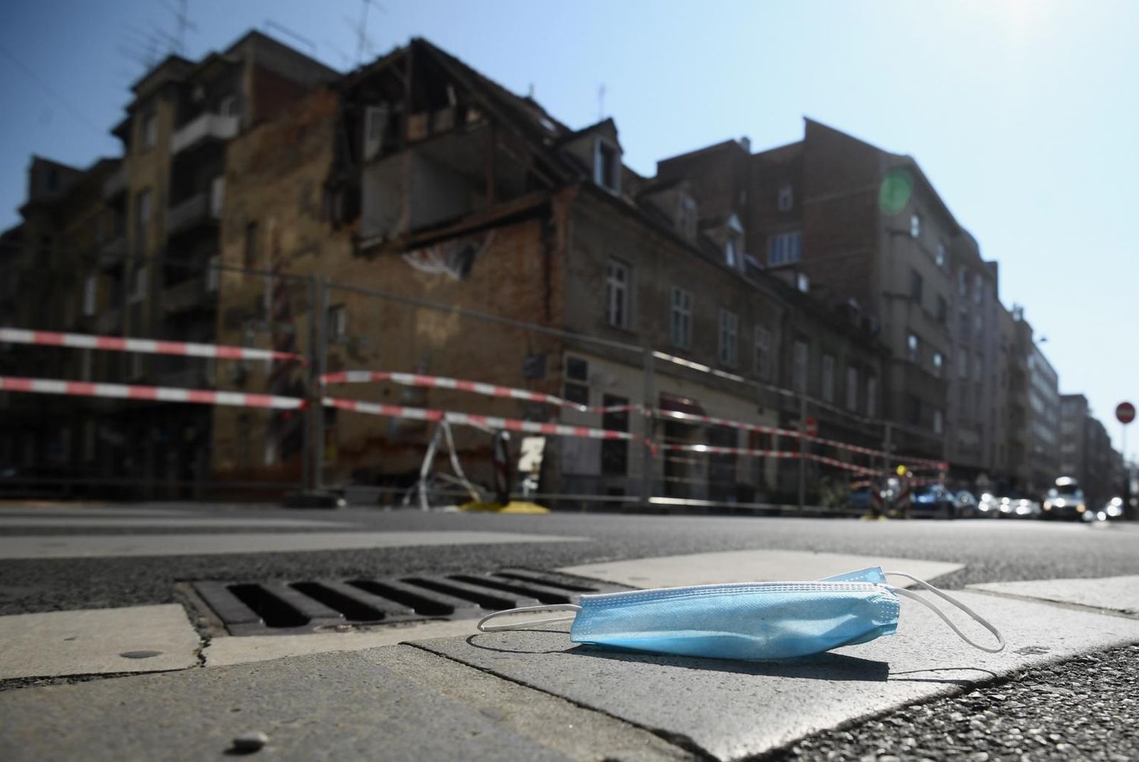 02.10.2020., Zagreb - Nekad su se maske jedva kupovale jer je bila nestasica zbog pandemije Covid-19, a danas su maske na podu ulice i ljudi ne mare za okolis.  Photo: Marko Lukunic/PIXSELL