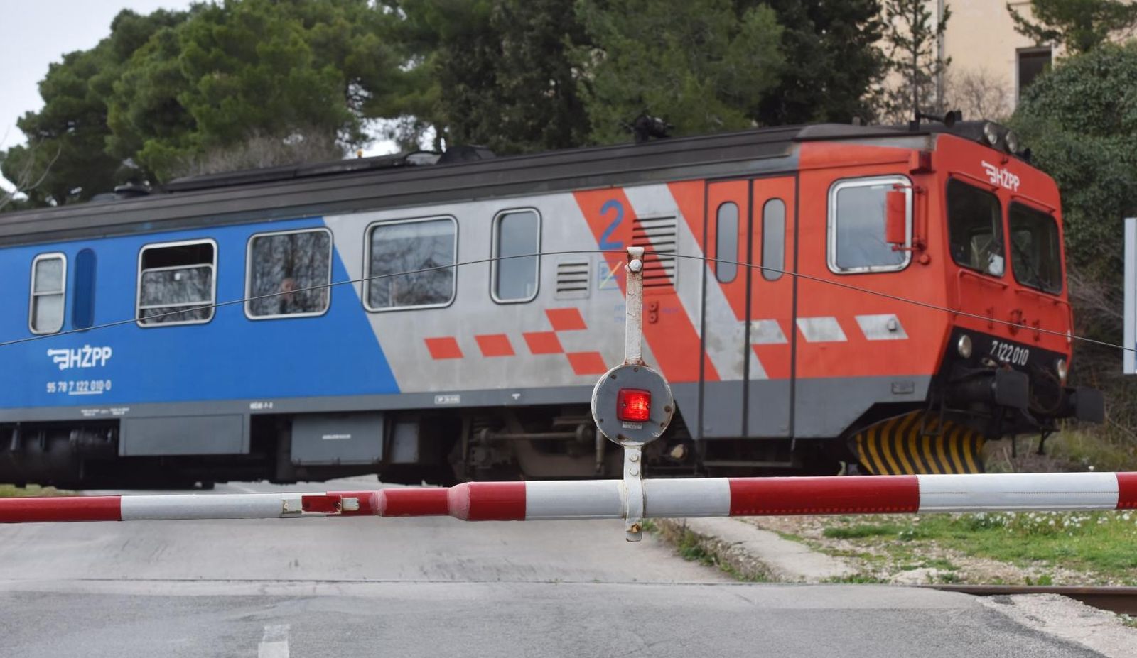 03.03.2020., Sibenik - Pruzni prijelaz i zeljznicka stanica u Mandalini koja prolazi kroz Sibenik jos uvijek nema automatsku rampu za kontrolu prometa. Photo: Hrvoje Jelavic/PIXSELL