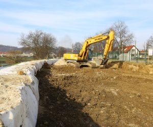 04.03.2021., Karlovac - U tijeku su radovi na sanaciji zida uz rijeku Kupu koji stiti od poplava  naselje Dreznik. Zbog ostecenja i ulegnuca tla zid koji je sagraden prije 25 godinana lokaciji Obala I. Trnskog potrebno je sanirati u duzini tridesetak metara.
Photo: Kristina Stedul Fabac/Pixsell