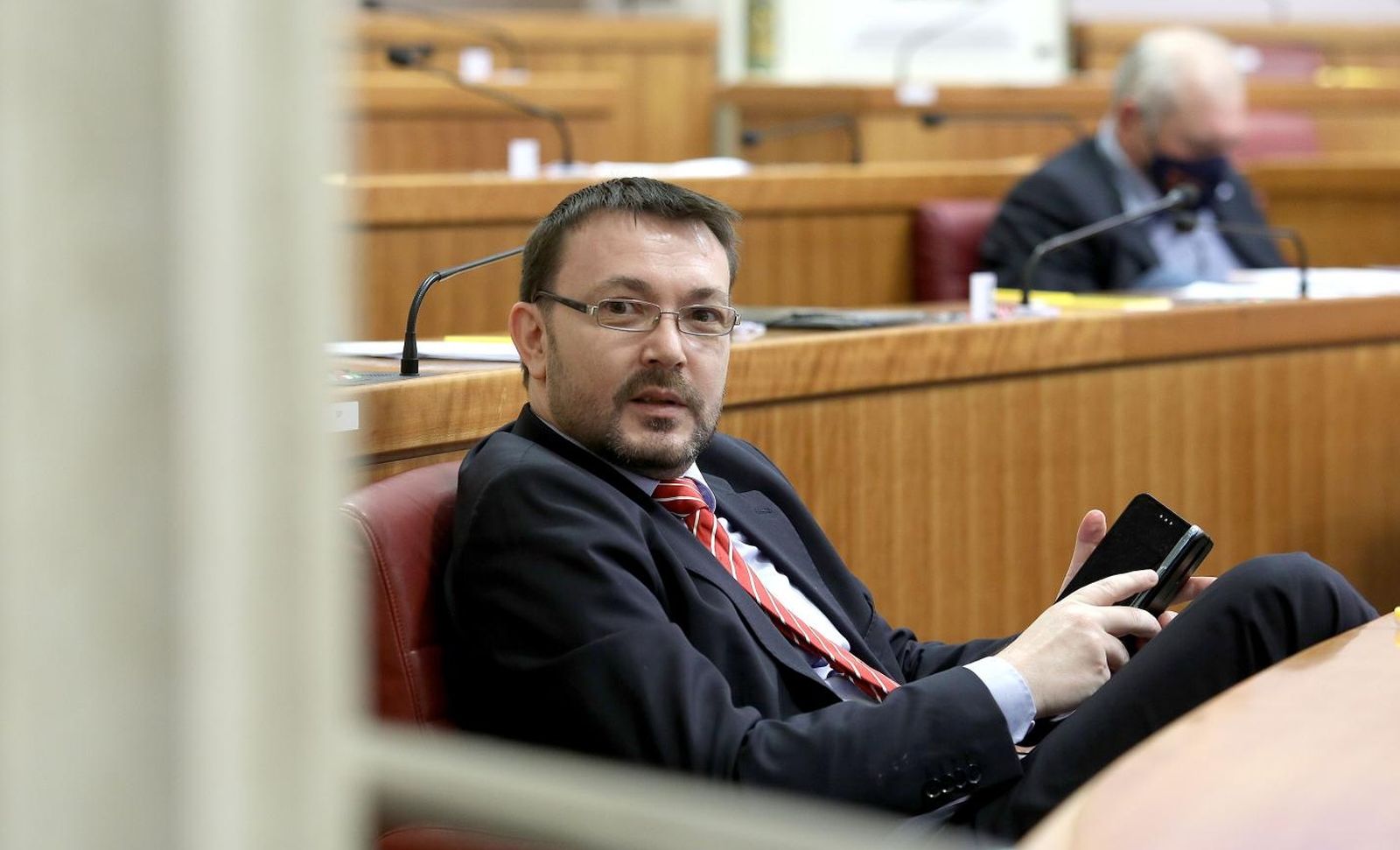 04.03.2021., Zagreb - Zastupnik SDP-a Arsen Bauk skinuo je danas u Sabornici zastitnu masku u znak prosvjeda zbog krsenja epidemioloskih mjera na jecerasnjem pokopu gradonacelnika Bandica.
Photo: Patrik Macek/PIXSELL