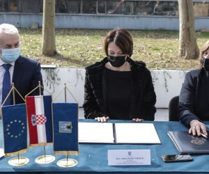04.03.2021.,Zagreb -  Zet-ovom autobusnom pogonu Podsused, potpisan je sporazum o zajednickoj suradnji Grada Zagreba i INE na uvodjenju vodika u javni gradski prijevoz. Zamjenica gradonacelnika dr.sc. Jelena Pavicic Vukicevic, koja obnasa duznost gradonacelnika Grada Zagreba potpisala je Sporazum zajedno s clanovima Uprave INE Darkom Markoticem i Nikom Dalicem.
Photo: Robert Anic/PIXSELL