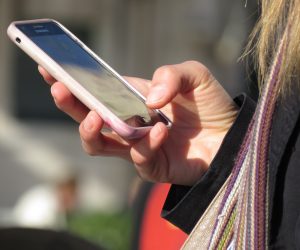04.12.2103., Split - Splicanke se u setnji gradom sluze mobitelima
Photo: Ivo Cagalj/PIXSELL