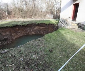 05.02.2021., Mecencani - U selu Mecencani na Banovini nakon potresa otvaraju se rupe tzv. vrtace kojih ima vise od 80. Rupe se priblizavaju obiteljskim kucama pa mjestani sve vise strahuju.
Photo: Zeljko Lukunic/PIXSELL