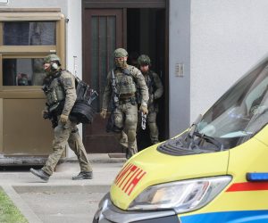 05.03.2021., Zagreb - intervencija policije i vatrogasaca, muskarac prijeti i zatvorio se u stan a na prozoru ostavio poruku da su u stanu bombe.
Photo: Emica Elvedji/PIXSELL