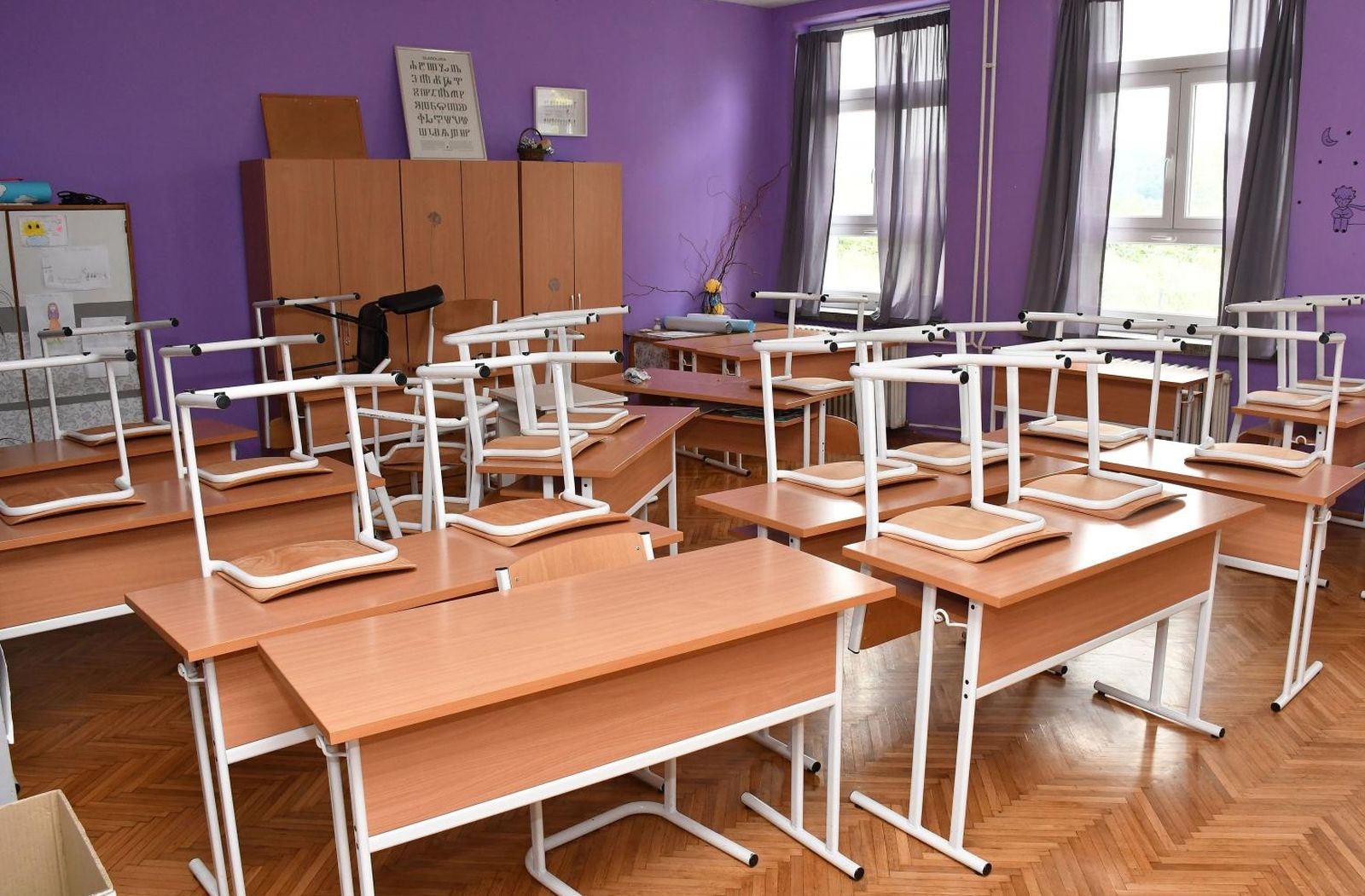 05.08.2020., Caglin - Olujno nevrijeme koje je jucer poslije podne zahvatilo podrucje Caglina odnijelo je krov Osnovne skole Stjepana Radica. Kompletno kroviste jak vjetar je otkinuo, podigao i prebacio na obliznje skolsko igraliste. Na skolu kao da je pala bomba. Materijalna steta je velika jer se voda u ucionice cijedi sa stropova na katu nakon jake kise koja je padala u vise navrata. Vatrogasci su intervenirali cijelu noc i spasavali skolski inventar. Hodnici i skolske prostorije puni su vode, a stradale su knjiznica i nova informaticka ucionica..
Photo: Ivica Galovic/PIXSELL