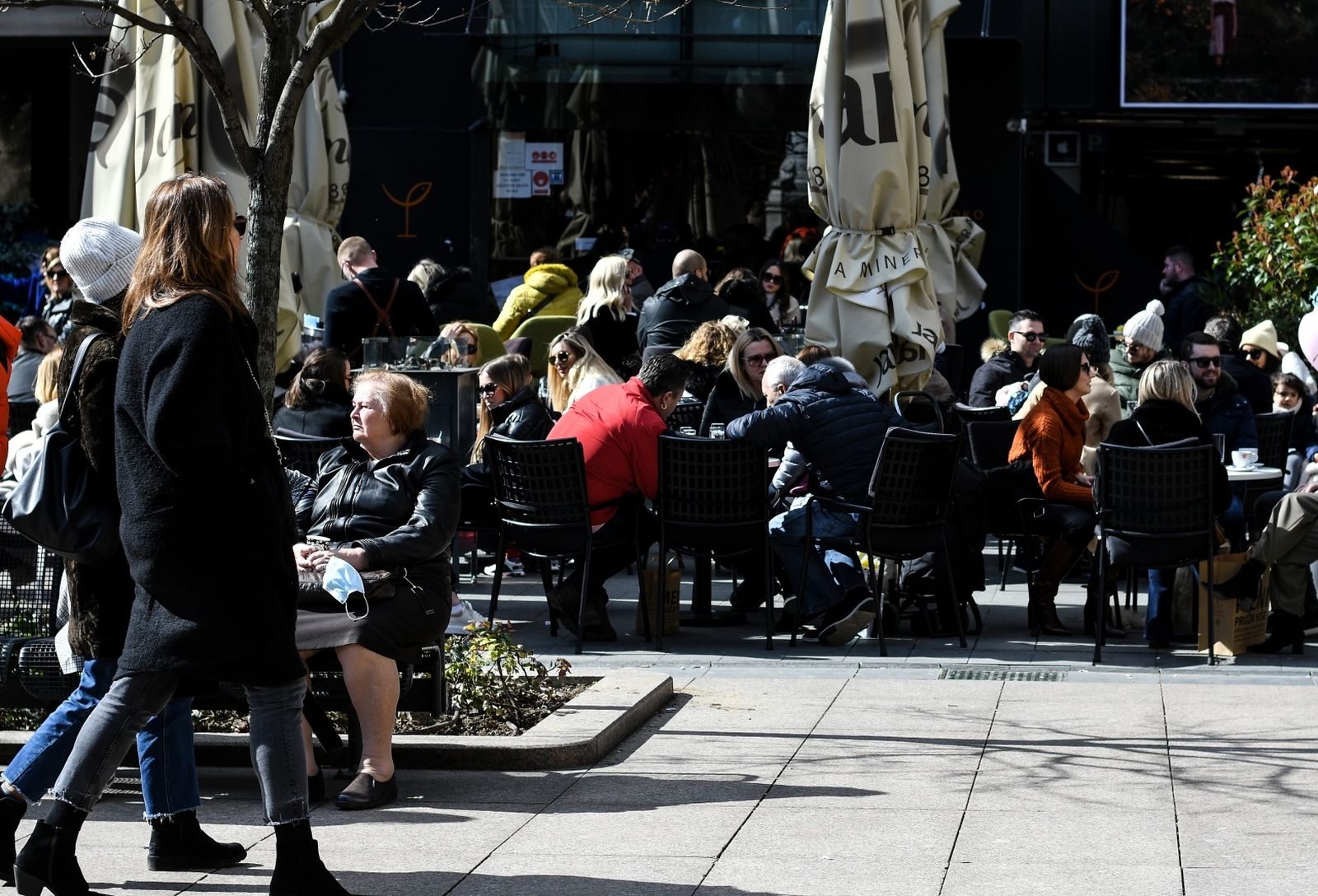 6.3.2021., Zagreb - Zagrepcani uzivaju na suncanim terasama frisko otvorenih kafica
Photo: Zoe Sarlija/PIXSELL