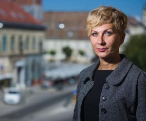 06.09.2017., Osijek - Ivana Sojat autor je eseja, poezije, kratkih prica, knjizevnih prijevoda, novela i romana od kojih je roman „Unterstadt“ nagradjivan vise puta na knjizevnim natjecajima. Odlikovana je za promicanje hrvatske kulture u zemlji i inozemstvu.
Photo: Davor Javorovic/PIXSELL