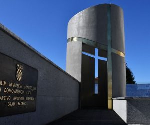 06.10.2020. Pakrac - Potpredsjednik Vlade i ministar hrvatskih branitelja Tomo Medved te izaslanik predsjednika umirovljeni general-pukovnik Marijan Marekovic u Pakracu na otkrivanju spomen-obiljezja poginulim hrvatskih braniteljima u Domovinskom ratu na podrucju Pakraca i Lipika. 
Photo: Ivica Galovic/ PIXSELL
