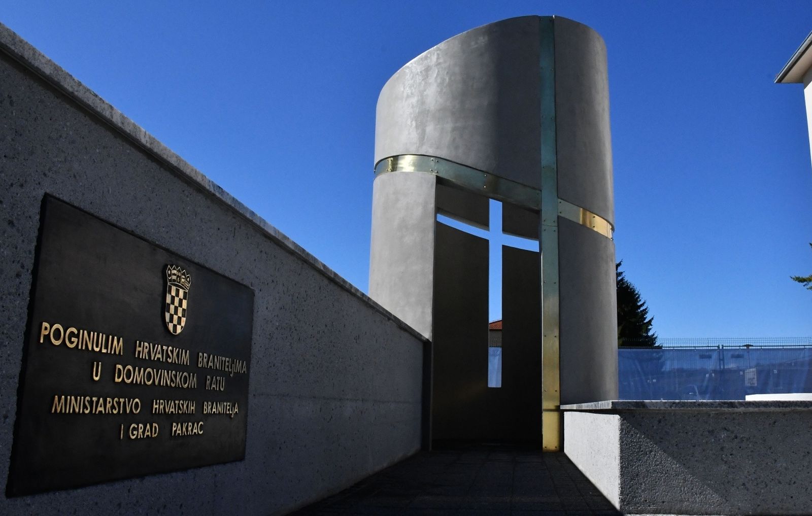 06.10.2020. Pakrac - Potpredsjednik Vlade i ministar hrvatskih branitelja Tomo Medved te izaslanik predsjednika umirovljeni general-pukovnik Marijan Marekovic u Pakracu na otkrivanju spomen-obiljezja poginulim hrvatskih braniteljima u Domovinskom ratu na podrucju Pakraca i Lipika. 
Photo: Ivica Galovic/ PIXSELL