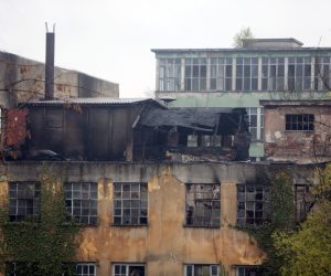 08.04.2019., Duga Resa - Pozar u nekadasnjoj tvornici Pamucna industrija koji je buknuo u nedjelju oko 17 sati tijekom noci je ugasen. Vatrogasci jos saniraju i rasciscavaju pozariste nakon cega slijedi policijski ocevid.
Photo: Kristina Stedul Fabac/PIXSELL