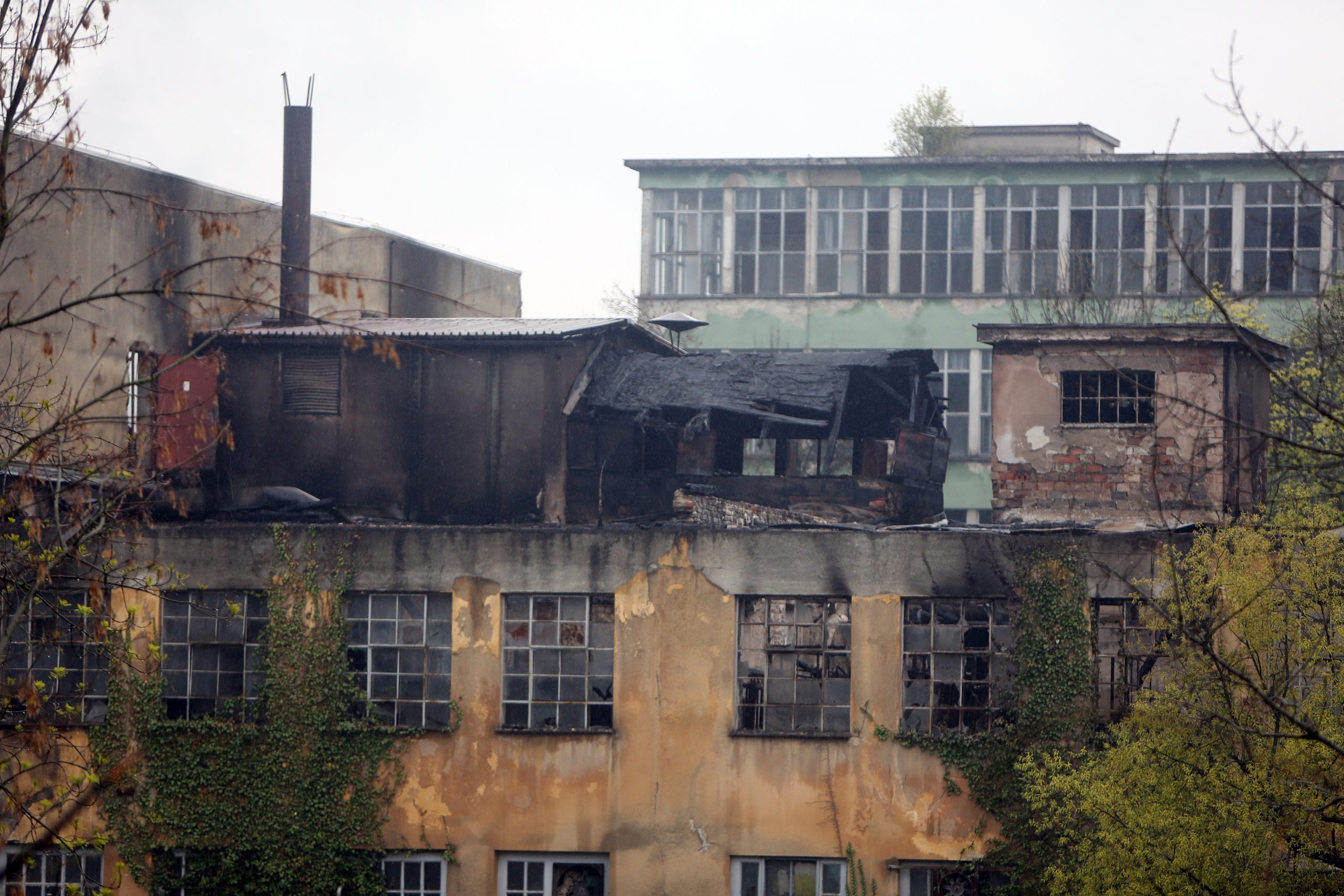 08.04.2019., Duga Resa - Pozar u nekadasnjoj tvornici Pamucna industrija koji je buknuo u nedjelju oko 17 sati tijekom noci je ugasen. Vatrogasci jos saniraju i rasciscavaju pozariste nakon cega slijedi policijski ocevid.
Photo: Kristina Stedul Fabac/PIXSELL