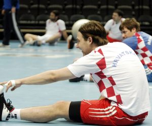 12.01.2009., Split - Vecernji trening Hrvatske rukometne reprezentacije uoci Svjetskog rukometnog prvenstva u Spaladium Areni. Ilustracija koliko je Ivanu Cupicu kraci prst. Photo: Nino Strmotic/Vecernji list