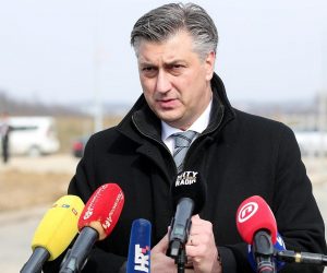 09.03.2021., Ivanic-Grad - Predsjednik Vlade Andrej Plenkovic, u pratnji zupana Stjepana Kozica i ministrice Marije Vuckovic posjetio je novu farmu kokosi nesilica Lukac d.o.o. u Derezanima. Marijan Lukac sa suprugom Marijom upoznao je premijera sa svojom obiteljskom firmom i proveo ga kroz pogon. 
Photo: Goran Stanzl/PIXSELL