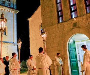 10.04.2020.,Hvar - Nocas je na Hvaru odrzana procesija Za krizen, na kojoj iz svakog mjesta (Jelsa, Pitve, Vrisnik, Svirce, Vrbanj, Vrboska) sudjeluje po 15 sudionika, a za to imaju dozvolu Stozera civilne zastite RH.Procesija "Za Krizen" je tradicionalno krenula u 22 sata iz sest mjesta sa sredisnjeg dijela otoka Hvara. Svako mjesto ima svoga krizonosu i svaka povorka ide u krug tako da se nigdje medjusobno ne susrecu.Procesije se krecu u smjeru kazaljke na satu i zavrsavaju povratkom u svoju zupnu crkvu
Photo: Vilma Matulic/PIXSELL