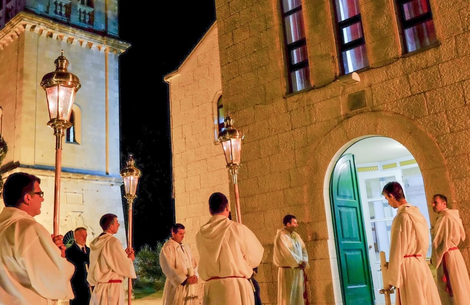 10.04.2020.,Hvar - Nocas je na Hvaru odrzana procesija Za krizen, na kojoj iz svakog mjesta (Jelsa, Pitve, Vrisnik, Svirce, Vrbanj, Vrboska) sudjeluje po 15 sudionika, a za to imaju dozvolu Stozera civilne zastite RH.Procesija "Za Krizen" je tradicionalno krenula u 22 sata iz sest mjesta sa sredisnjeg dijela otoka Hvara. Svako mjesto ima svoga krizonosu i svaka povorka ide u krug tako da se nigdje medjusobno ne susrecu.Procesije se krecu u smjeru kazaljke na satu i zavrsavaju povratkom u svoju zupnu crkvu
Photo: Vilma Matulic/PIXSELL