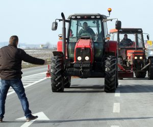 11.02.2013., Ludbreg - Tridesetak poljoprivrednika traktorima je blokiralo sjeverni kolni trak na drzavnoj cesti D2 kod Ludbrega. Traze isplatu poticaja za 2012 godinu i oslobadjanje komunalnog doprinosa za legalizaciju gospodarskih objekata
Photo: Marko Jurinec/PIXSELL
