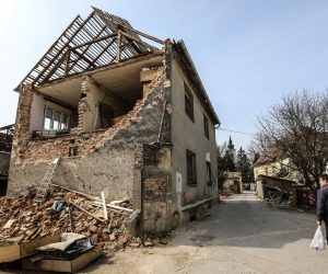 11.03.2021., Petrinja, vedar i  suncan dan u razrusenom Petrinji, gradjevinski strojevi u centru ruse objekt starog hotela koji se nalazio u neposrednoj blizini nekadasnjeg trgovackog centra Petrinjke. Sablasno prazne ulice grada s pokojim prolaznikom govori o odlasku stanovnika iz ovog starog Hrvatskog grada.
Photo: Robert Anic/PIXSELL