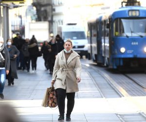 11.03.2021., Zagreb - S toplijim vremenom gradjani sve manje nose maske dok brojevi zarazenih od koronavirusa rastu,   Hrvatska ulazi u treci val pandemije. 

Photo: Marko Lukunic/PIXSELL