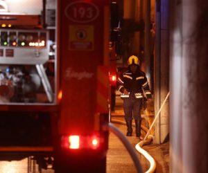 12.02.2021., Zagreb - Pozar obiteljske kuce u Oporoveckoj ulici u Dubravi. Vatrogasci u velikom broju gase pozar.Photo: Marko Prpic/PIXSELL