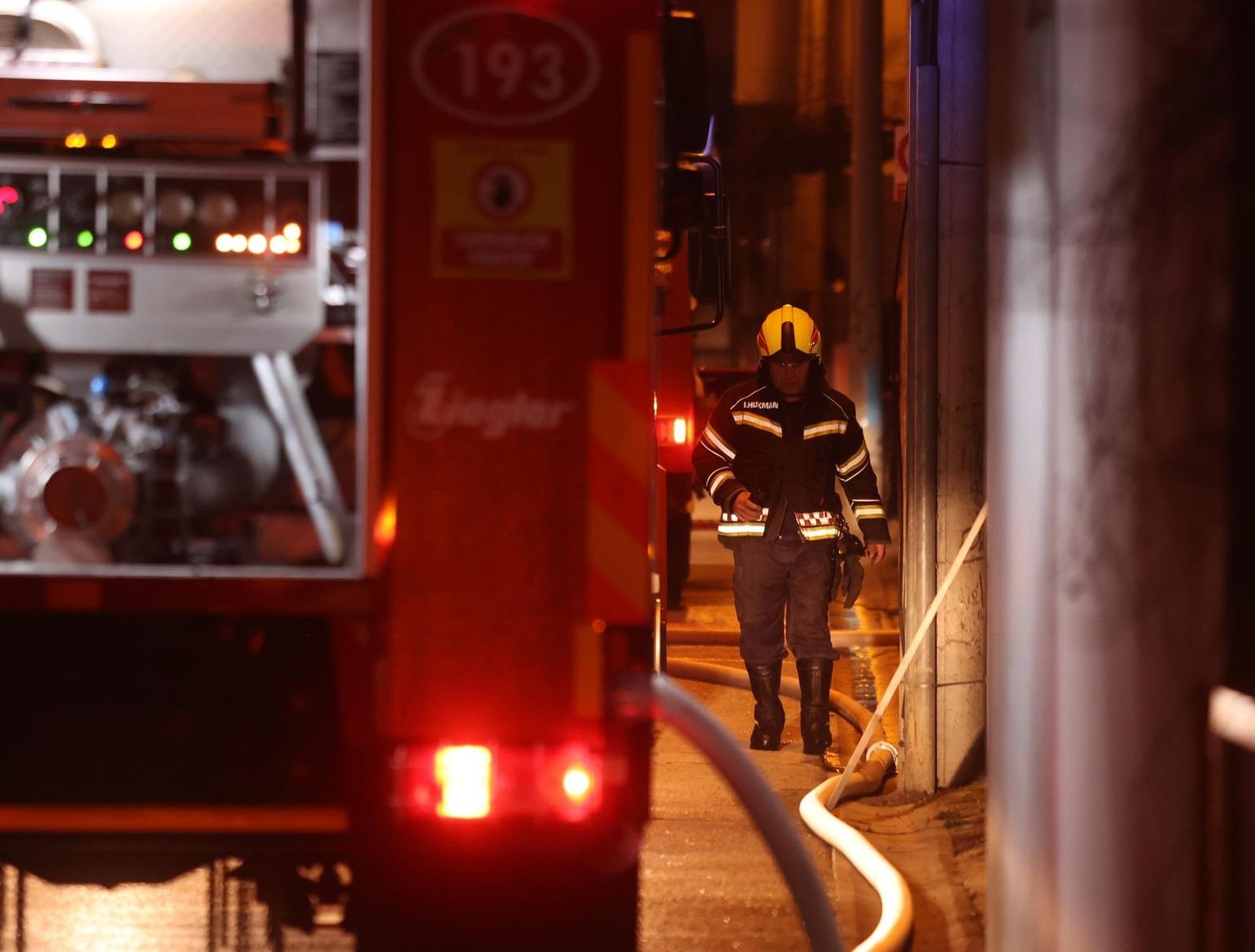 12.02.2021., Zagreb - Pozar obiteljske kuce u Oporoveckoj ulici u Dubravi. Vatrogasci u velikom broju gase pozar.Photo: Marko Prpic/PIXSELL