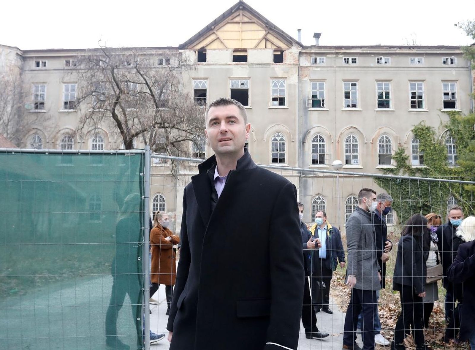 12.03.2021., Zagreb - Kandidat HDZ-a za gradonacelnika Grada Zagreba Davor Filipovic obisao je danas kompleks bivse vojne bolnice u Vlaskoj 87.
Photo: Patrik Macek/PIXSELL