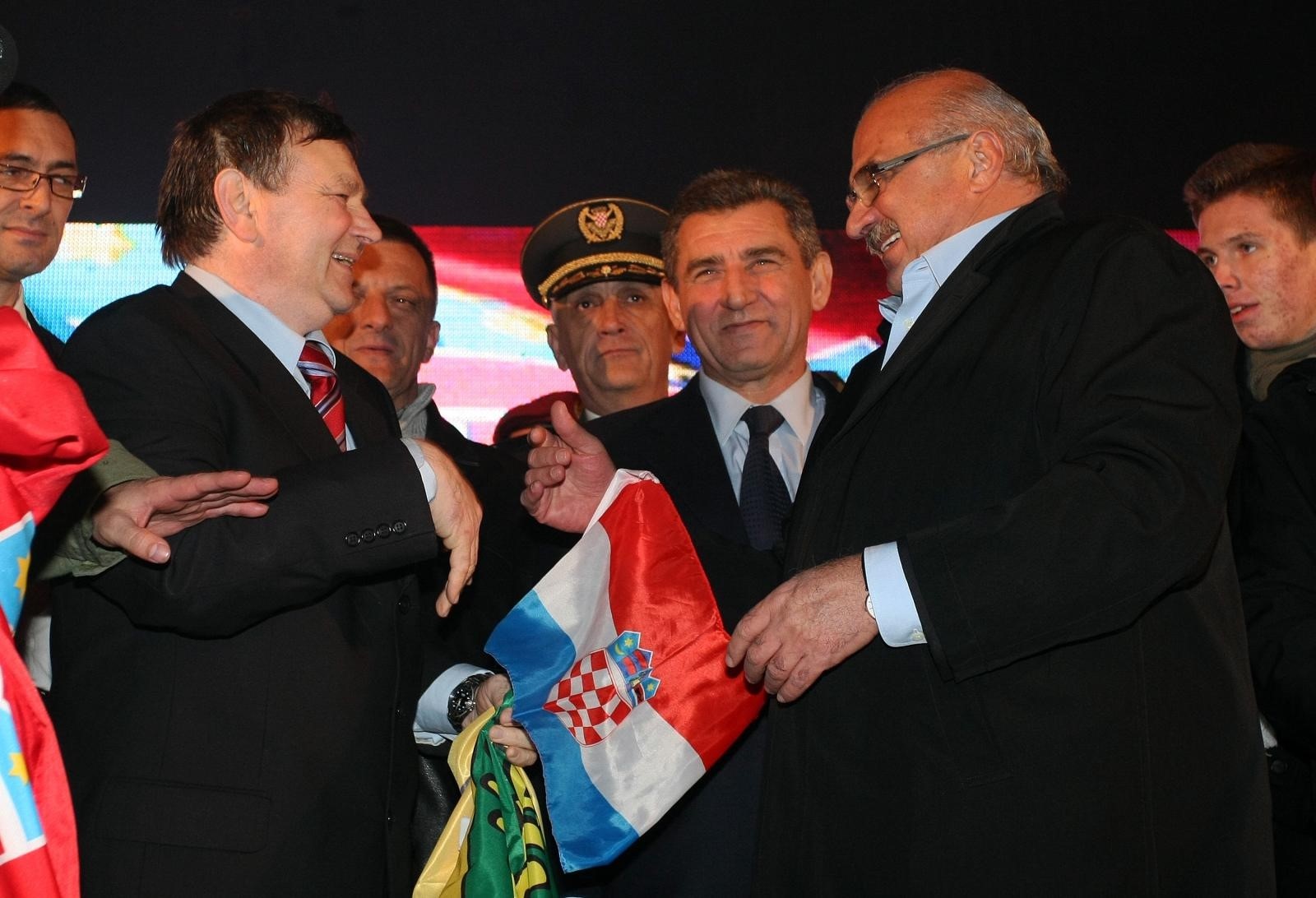 16.11.2012., Zagreb - Okupljeni gradjani na Trgu bana Jelacica docekali generale Antu Gotovinu i Mladena Markaca kako bi proslavili oslobadjajucu hasku presudu. Mladen Markac, Ante Gotovina, Ivan Cermak. 
Photo: Marko Prpic/PIXSELL