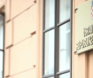 13.07.2018., Zagreb - Ustavni sud. Aktivisti i volonteri Udruge Franak na konferenciji za novinare govorili su o tome kako su postigli konacni cilj - pravomocnu presudu u kolektivnom slucaju franak, kojom je presudjeno da je valutna klauzula u svicarskim francima ugovorena na neposten nacin i zbog toga je nistetna, kao sto ne vrijede niti povecanja kamatnih stopa odlukama banaka. Medijima su se obratili: Ines Bojic, Goran Aleksic i Denis Smajo.
Photo: Sanjin Strukic/PIXSELL