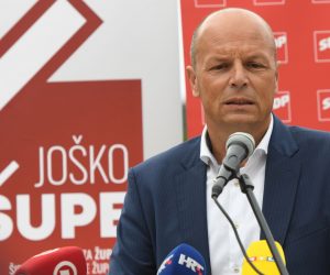 14.03.2021., Sibenik - Predstavljanje kandidata za zupana Sibensko - kninske zupanije iz redova SDP-a Joska Supe. Na tiskovnoj konferenciji prisustvovali su i prvi predsjenik SDP-a Pedja Grbin te europarlamentarac Nino Picula.
Photo: Hrvoje Jelavic/PIXSELL