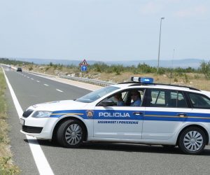 14.06.2017., Pirovac - U prometnoj nesreci izmedju cisterne i tegljaca na A-1 doslo je do prevrnuca cisterne. Na terenu policija obavlja ocevid. Zbog nesrece zatvorena je autocesta A1 izmedju cvorova Benkovac i Pirovac u oba smjera, a obilazno je vozi drzavnim cestama. Photo: Dusko Jaramaz/PIXSELL