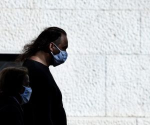 14.10.2020., Split - U posljednja 24 sata zabiljezeno je 748 novih slucajeva zaraze virusom SARS-CoV-2 sto je novi dnevni rekord.
U Zagrebu su maske obavezne i na otvorenom, no gradani i u drugim gradovima sve cesce su videni s maskama na otvorenim povrsinama.
Photo: Milan Sabic/PIXSELL