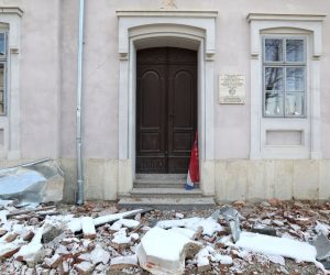 15.01.2021., Petrinja - Policajac iz Bosne i Hercegovine Samir Mirvic sa puno postovanja je nakon razornog potresa iz rusevinama grada Petrinje izvadio zastavu RH i ostavio je uz vrata osnovne skole na kojoj je visila. Gesta postovanja dirnula je mnoge u Hrvatskoj, ali izgleda ne dovoljno da se zastava makne sa ulice.
Photo: Patrik Macek/PIXSELL