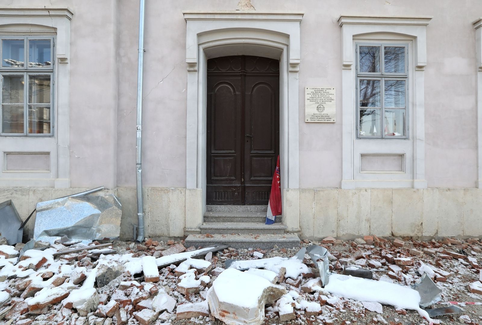 15.01.2021., Petrinja - Policajac iz Bosne i Hercegovine Samir Mirvic sa puno postovanja je nakon razornog potresa iz rusevinama grada Petrinje izvadio zastavu RH i ostavio je uz vrata osnovne skole na kojoj je visila. Gesta postovanja dirnula je mnoge u Hrvatskoj, ali izgleda ne dovoljno da se zastava makne sa ulice.
Photo: Patrik Macek/PIXSELL