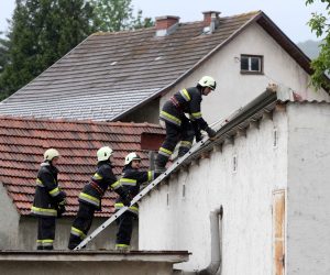15.05.2014., Novi Marof - Jak vjetar unistio je krov zgrade Gradske vijecnice, osteceni su okolni automobili i objekti. Photo: Vjeran Zganec-Rogulja/PIXSELL