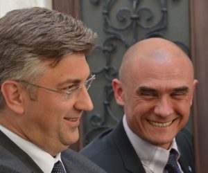 15.05.2017., Pula - U sklopu svoje turneje po Istri predsjednik HDZ-a Andrej Plenkovic, susreo se danas ispred pulske Arene s clanovima stranke i kandidatima koji ce braniti boje HDZ-a na nedjeljnim lokalnim izborima. U izjavi novinarima, posvecenoj iskljucivo lokalnim izborima, Plenkovic je nekoliko puta naglasio vaznost Istre i njezinog najveceg grada. Nakon toga prosetao se centrom grada i na kratko se osvijezio u kultnom pulskom kaficu Uliks. Mirko Jurkic.
Photo: Dusko Marusic/PIXSELL